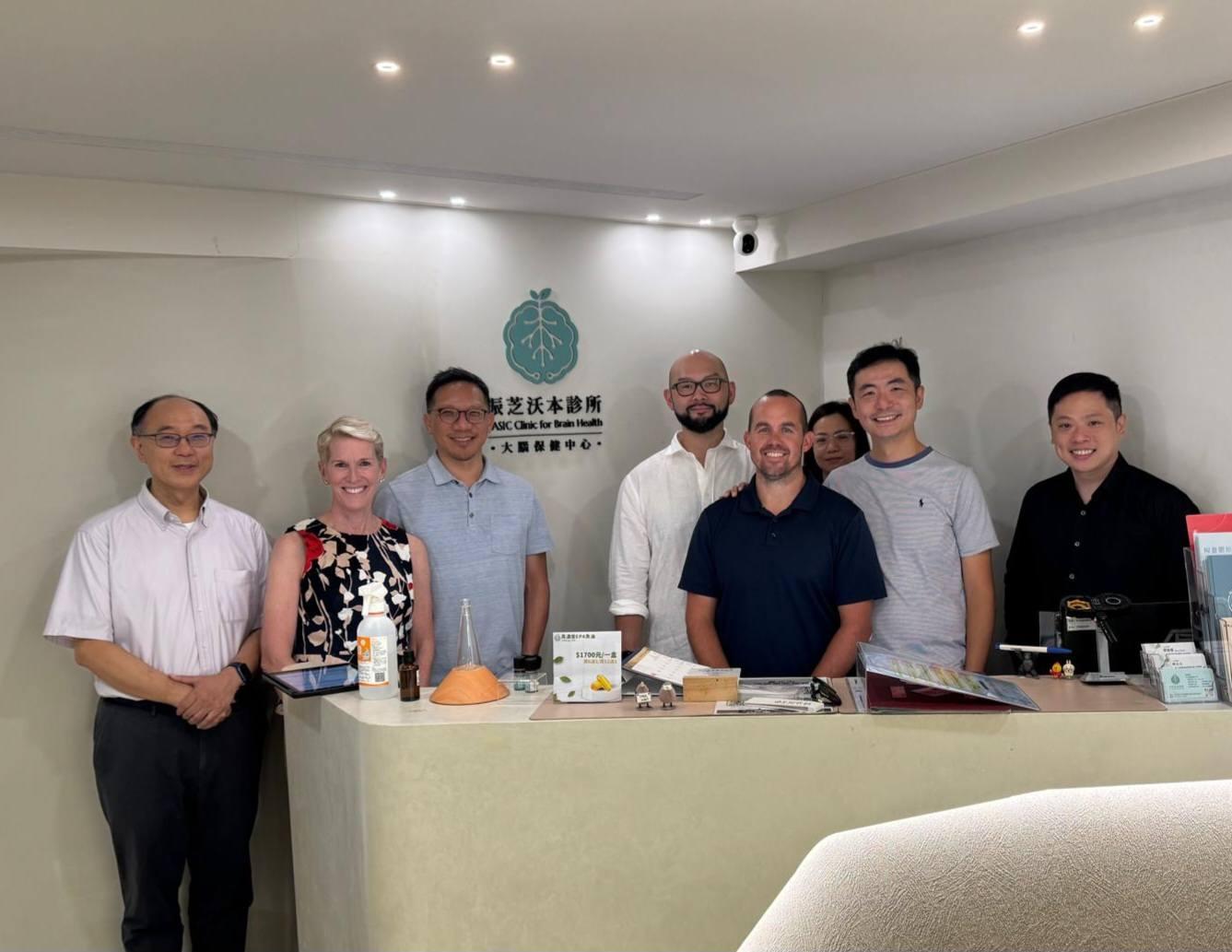 美國臨床TMS學會代表團、澳洲學者、北醫李信謙主任於2025年9月至振芝沃本診所進行臨床交流與參訪，交流內容聚焦於rTMS臨床操作流程、刺激參數選擇、與團隊整合照護模式。